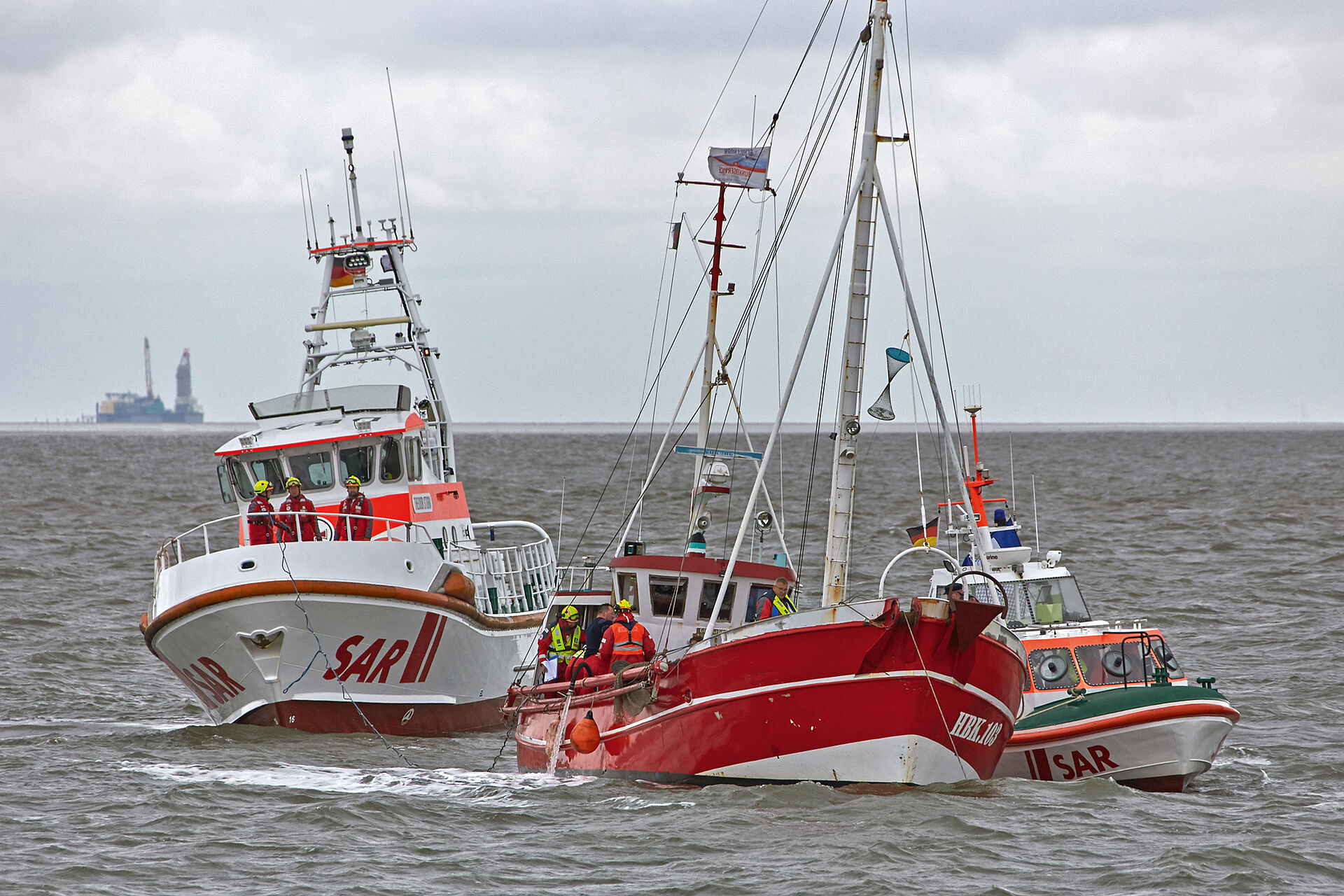 Zwei Seenotrettungskreuzer helfen einem weiteren Boot bei einer Übung vor Büsum