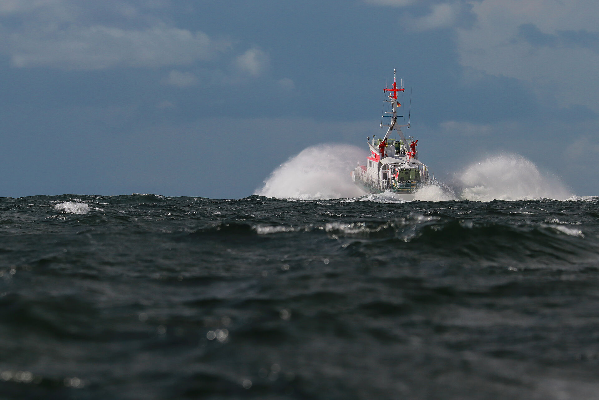 Der Seenotrettungskreuzer BREMEN in bewegter See